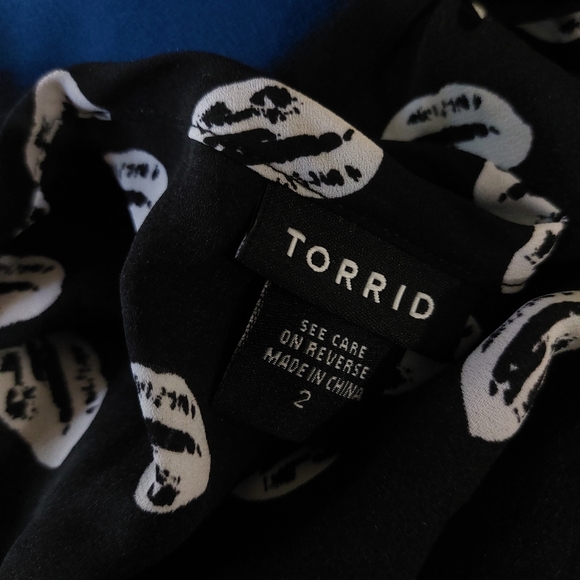 Torrid 2X Plus Size Lip Print Black & White Georgette Sheer Edgy Tank Top Blouse - Picture 8 of 10